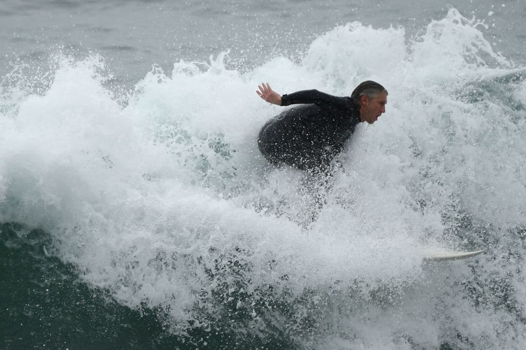 En la imagen, un surfero en Manhattan Beach, en California, tras la advertencia de tsunami. 
<br>