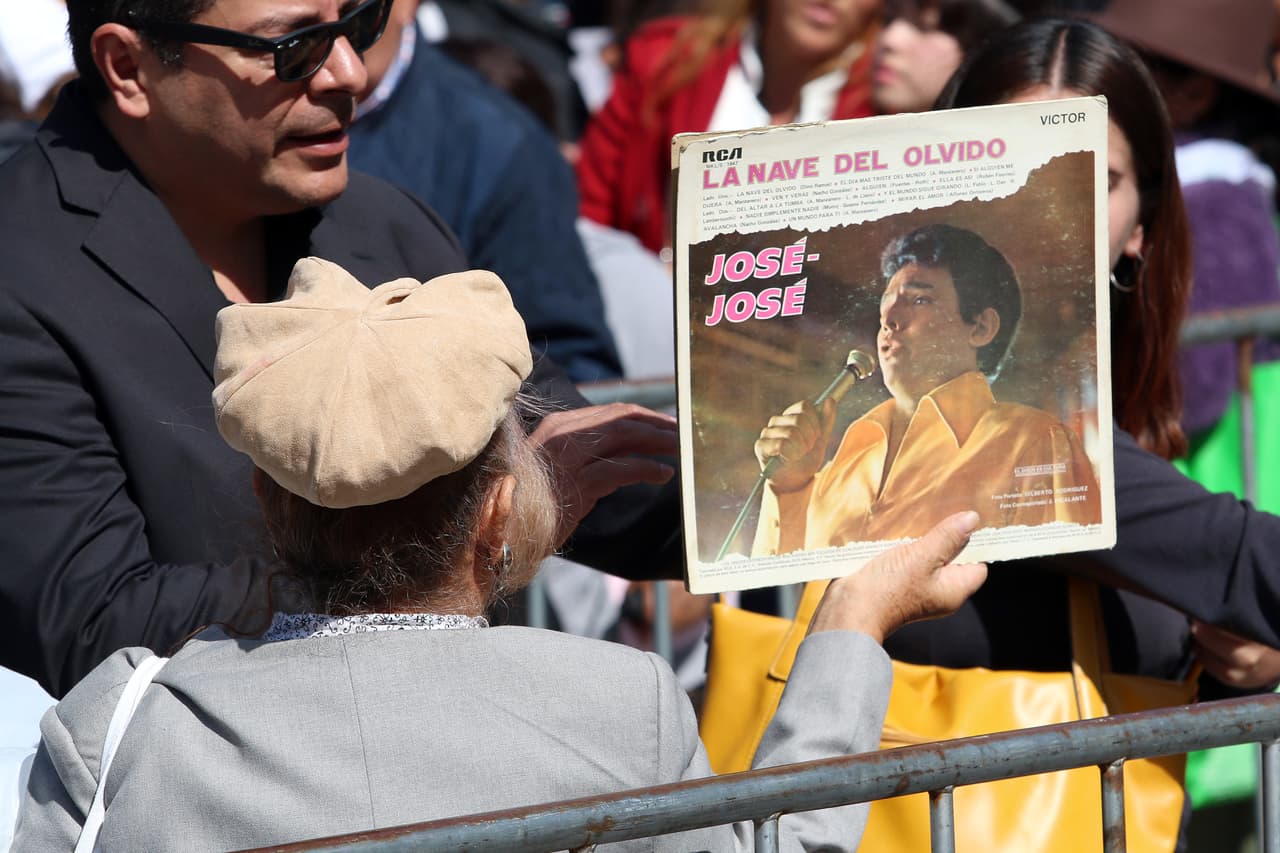 Los admiradores expresaron su agradecimiento por la oportunidad de despedirse del intérprete, entre lágrimas de dolor, pero también de alegría, al gritar consignas como "Sí se pudo" y "José José es de México".
