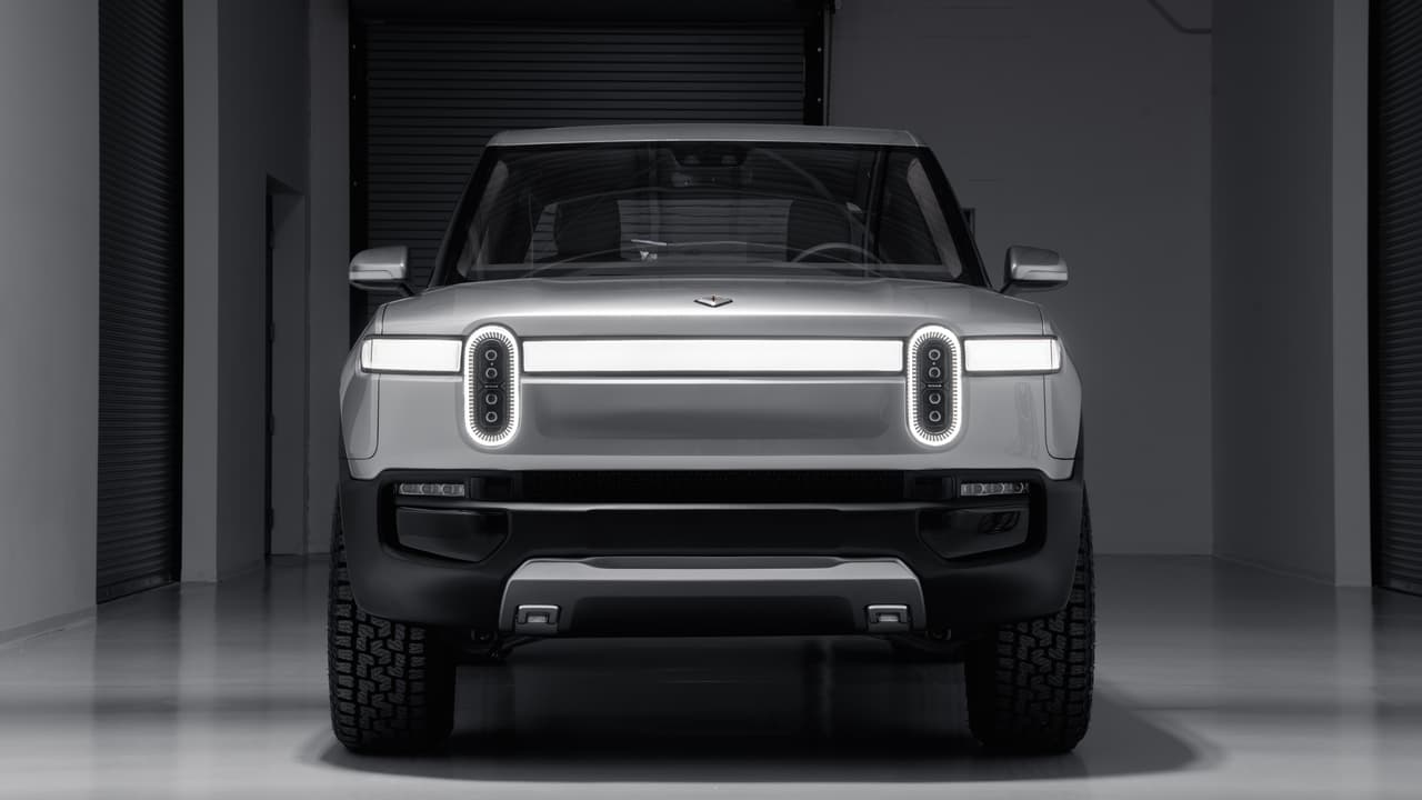 <b>Rivian</b> fue fundada en 2009 por Robert 'RJ' Scaringe, un ingeniero mecánico egresado del Instituto Tecnológico de Massachusetts (MIT), con el propósito de desarrollar y comercializar vehículos eléctricos. Nueve años más tarde, en el
<b><a href="https://www.univision.com/noticias/los-angeles-auto-show/lo-mejor-del-auto-show-de-los-angeles-2018-fotos">Auto Show de Los Ángeles</a></b>, Rivian presentó sus primeros modelos de producción. La pickup
<b>R1T </b>y la SUV
<b>R1S</b>. Ambos modelos causaron sensación en el salón del automóvil angelino.
