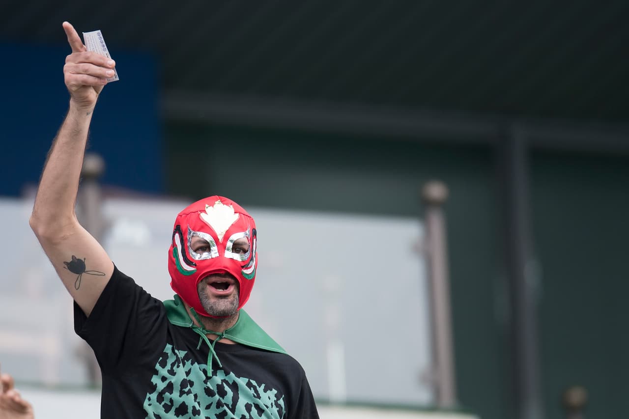 Por supuesto, entre los seguidores mexicanos tampoco faltó un enmascarado para apoyar desde las tribunas.