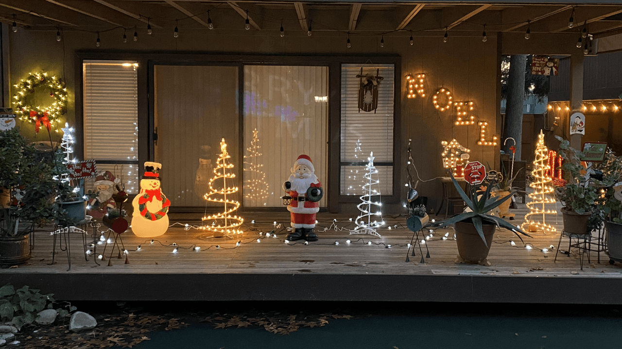 Los tradicionales adornos iluminados de Santa Claus, hombres de nieve y árboles de Navidad no pueden faltar en estas celebraciones.