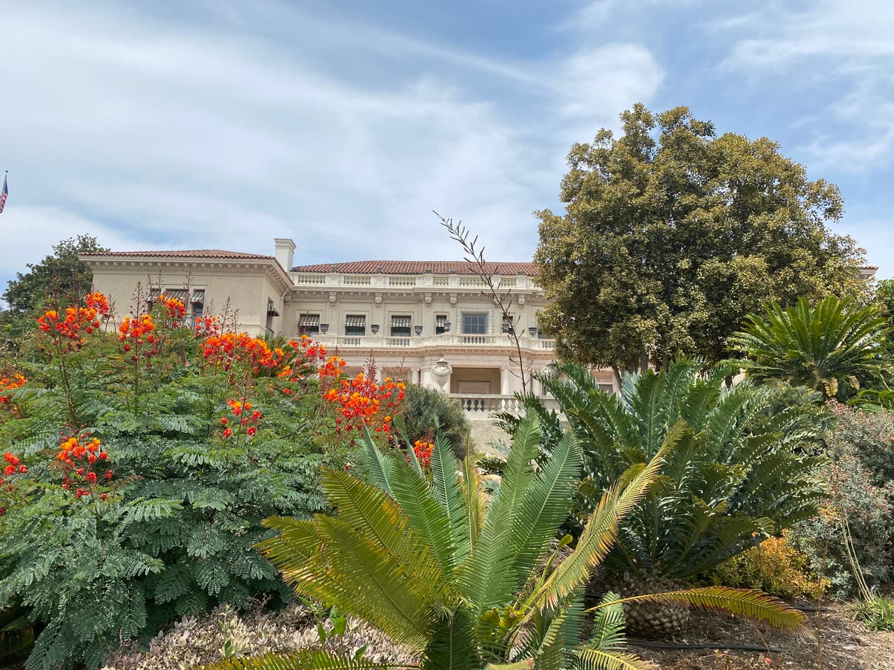 El dueño de la propiedad Henry E. Huntington (1850-1927), un millonario empresario del sector ferroviario de EE.UU de la época, compró el terreno en el sur de California, al que llamo “Rancho San Marino” y que años más tarde le daría el nombre a la ciudad en la que se ubica.