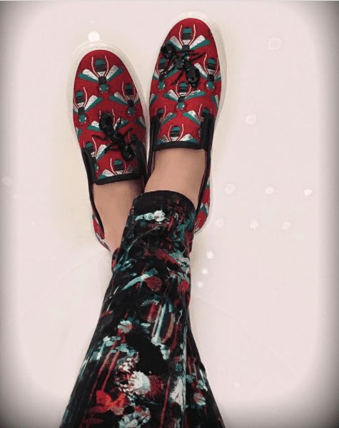 #6
<br>Pero no todo son tacones. A la intérprete de ‘A quién le importa’ le gusta estar cómoda con zapatos bajos que tengan un toque diferente. Así lo mostró con estos tenis Gucci de insectos, los cuales cuentan con cristales negros en forma de hormiga.