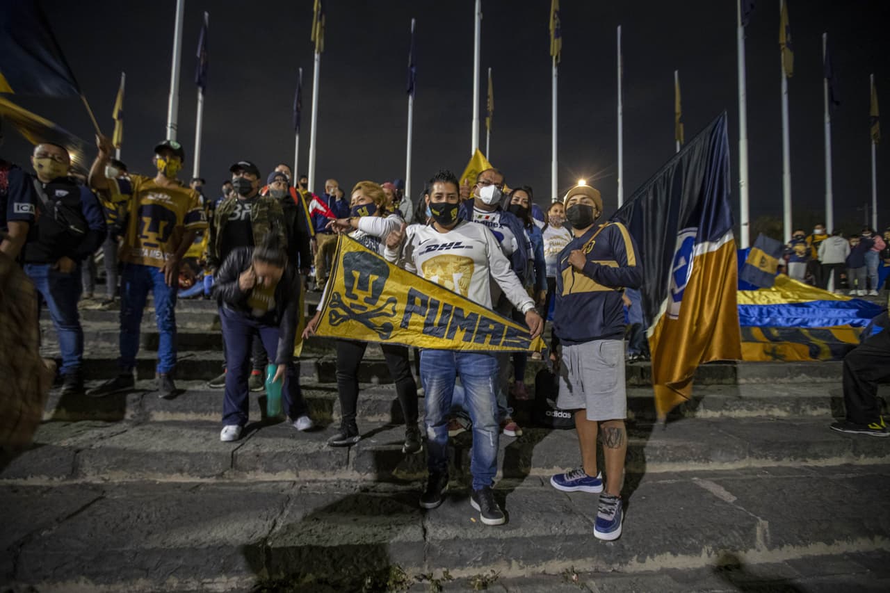 Autoridades de la Alcaldía Coyoacán resguardaron el perímetro del Estadio Olímpico Universitario horas antes del cotejo, pero nada detuvo a los hinchas auriazules para alentar a su escuadra en el primer episodio de la Gran Final del Guard1anes 2020.
