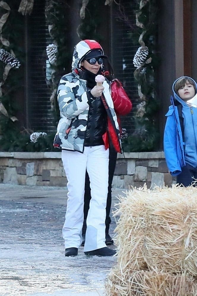 Y a Thalía la vimos desafiando las bajas temperaturas, mientras saboreaba un delicioso helado.