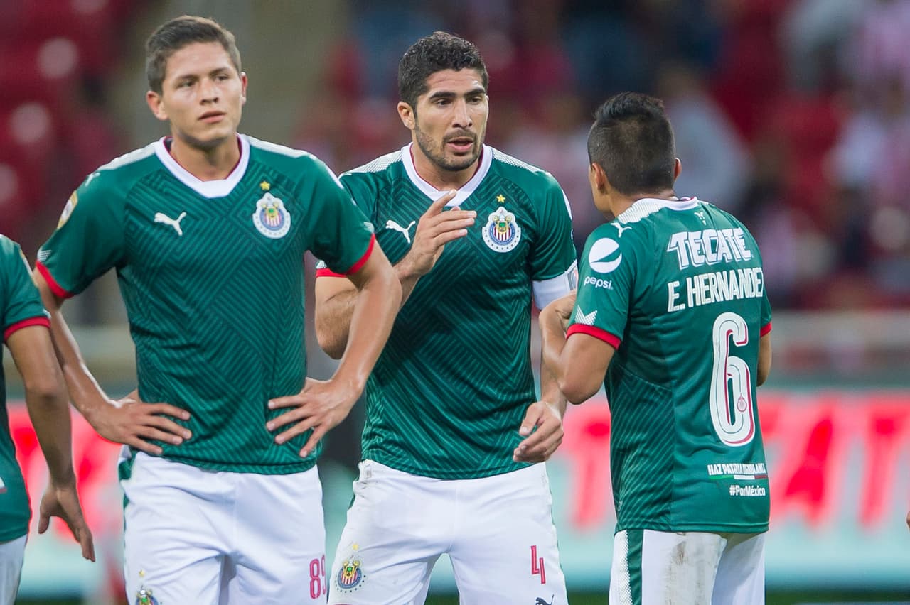 'El Comandante' encaró a su compañero Edwin Hernández en medio del partido.