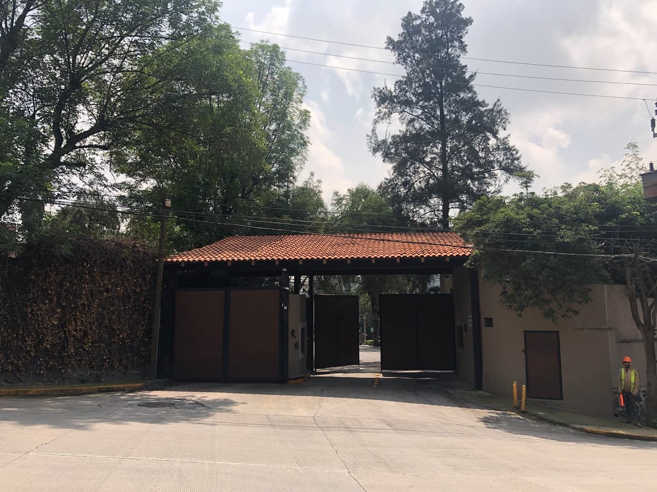 La casa en la Privada de Río Escondida en el Estado de México también fue declarada por Romero Durán como un activo de su empresa offshore. El registro público del Estado de México no entregó la información de la vivienda, pero en la denuncia de la UIF aparece como la dirección de familiares de Romero Durán.