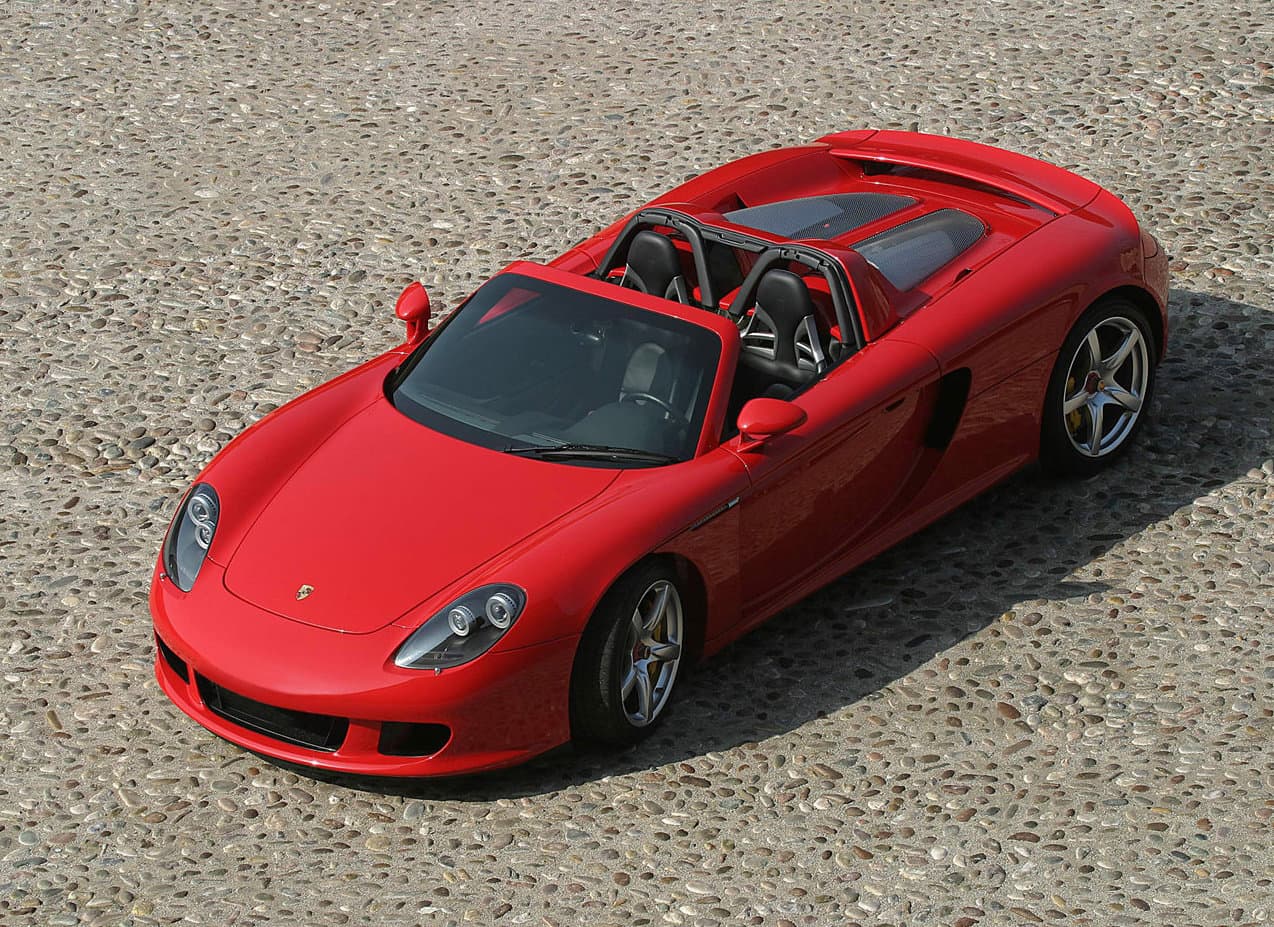 <h3 class="cms-H3-H3"><b>Porsche Carrera GT</b></h3>
<br>
<br>Solo 1,270 unidades del Carrera GT fueron producidas y Paul Walker contó con una en color rojo. Este superdeportivo lo presentamos al final de la lista debido a que siempre estará vinculado con el actor. En noviembre de 2013, Paul Walker perdió la vida mientras iba en el asiento del pasajero de un Porsche Carrera GT como éste.