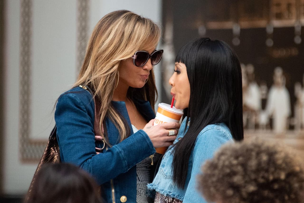 En la cinta también participan Constance Wu (con JLo en la foto), Lili Reinhart, Julia Stiles, Trace Lysette, Keke Palmer y la rapera Cardi B.