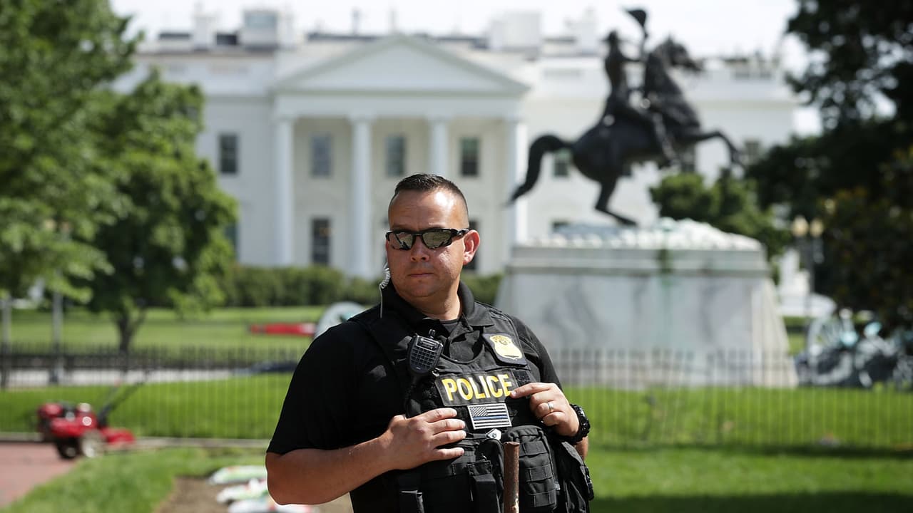 Un hombre recibe un disparo tras mostrarle una pistola a un agente del servicio secreto cerca de la Casa Blanca