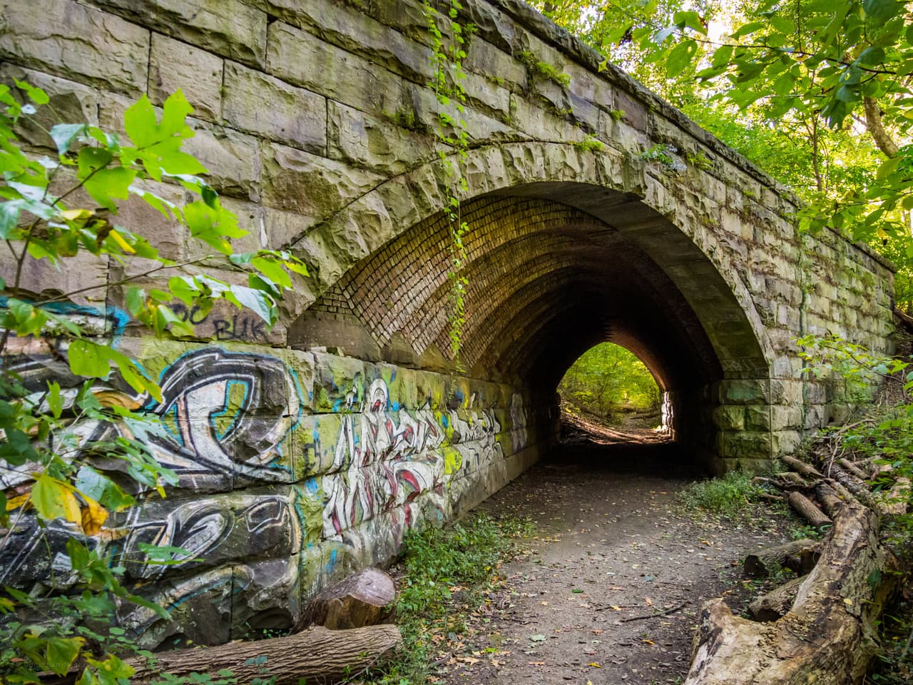 <b>Sendero de la carretilla</b>
<br>Si bien Wissahickon es un lugar probado y verdadero para correr senderos, esta red de caminos en West Fairmount Park ofrece otro lugar dentro de los límites de la ciudad para probar tus cosas. Anteriormente el sitio de una red de tranvías escénicos (de ahí el nombre), solo los puentes de piedra históricos permanecen en este bolsillo de desierto. Consulte el
<a href="https://myphillypark.org/app/uploads/2017/08/Trolley_Trail_Final_2017-05-252.png" target="_blank">mapa completo aquí </a>y cree su propia ruta a partir de las 4.5 millas de senderos de tierra (marcados en amarillo). Estacione o vaya en bicicleta hasta los establos de Chamounix para acceder fácilmente.
<br>