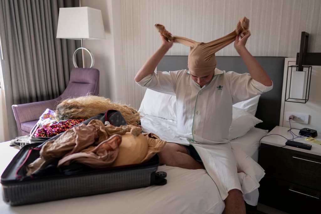 La drag queen Trixy Valentine, alias Jacob Kelley, se ata unas medias alrededor de la cabeza antes de maquillarse. Trixy y la gemela Harpy Daniels, alias Joshua Kelley, actúan en el evento Rainbow Special Interest Group of NAFSA: Association of International Educators en el bar Pitchers y League of Her Own al otro lado de la ciudad.