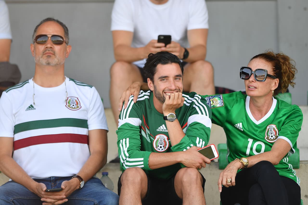 Fanáticos mexicanos llegaron al estadio Lattre-de-Tassigny para ver el debut del Tri Sub-22 ante Baréin.