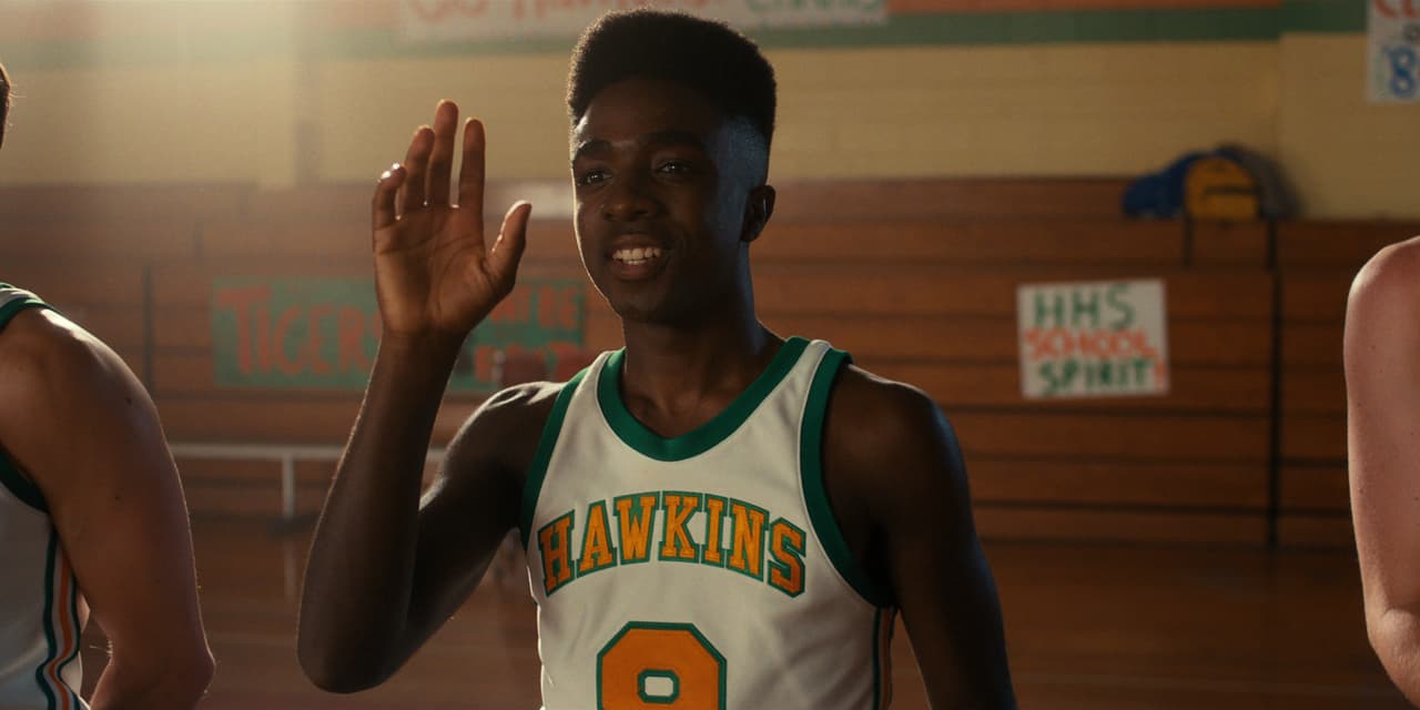 <b>Lucas Sinclair - Caleb McLaughlin</b>
<br>El pelo afro fue protagonista del look que lució el actor en la cuarta temporada de la serie de Netflix: un estilo que hizo ‘match’ perfecto con su debut como basquetbolista.