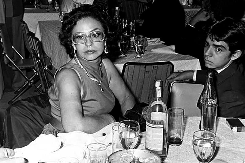 Después de haber encantado a la audiencia mexicana, los Derbez ahora están triunfando en Estados Unidos. Este numeroso clan inició con la actriz Silvia Derbez, Eugenio González y Eugenio Derbez.