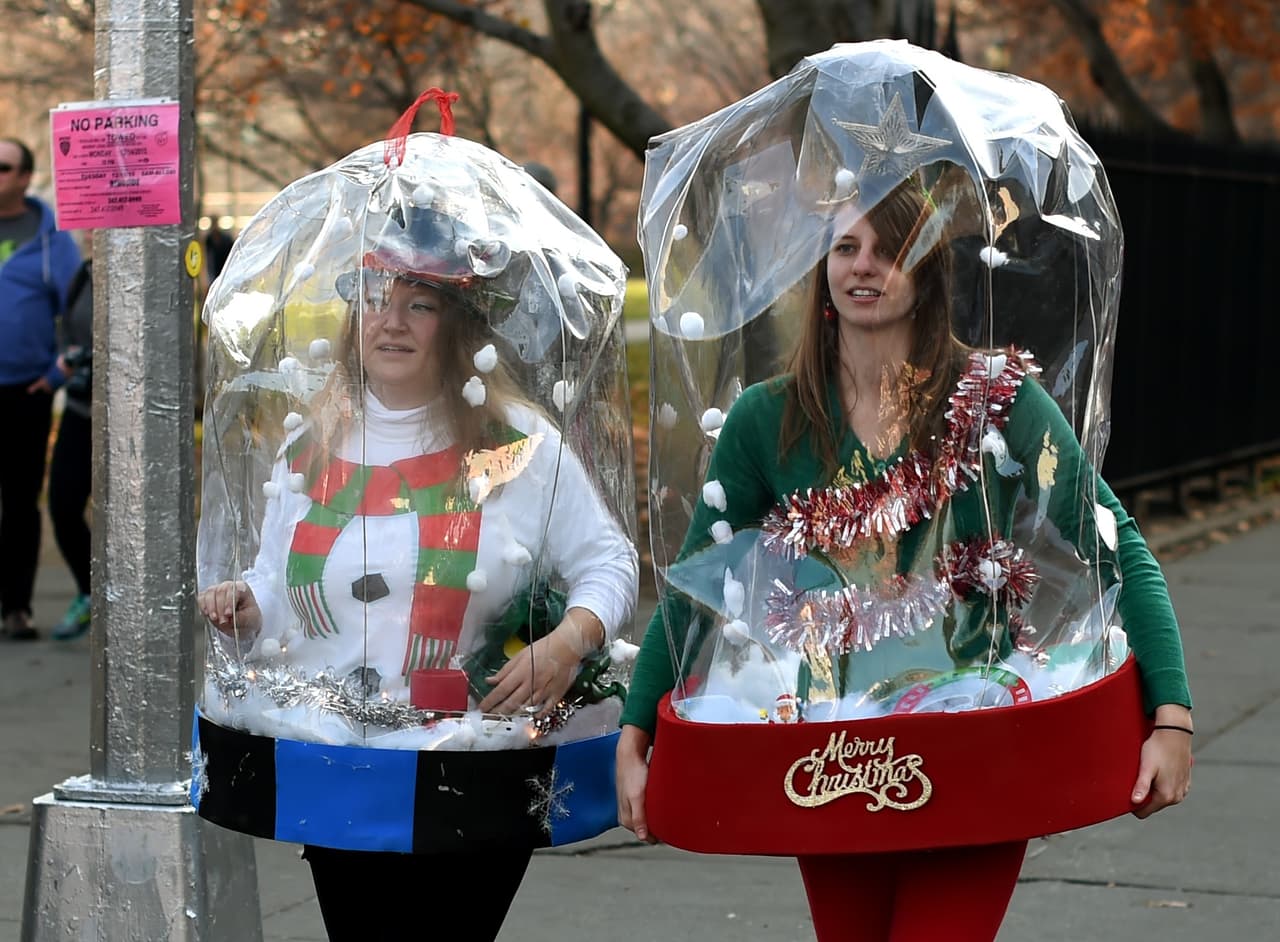 El ambiente festivo se coló en los bares y las calles de la ciudad en el anual Santacon.