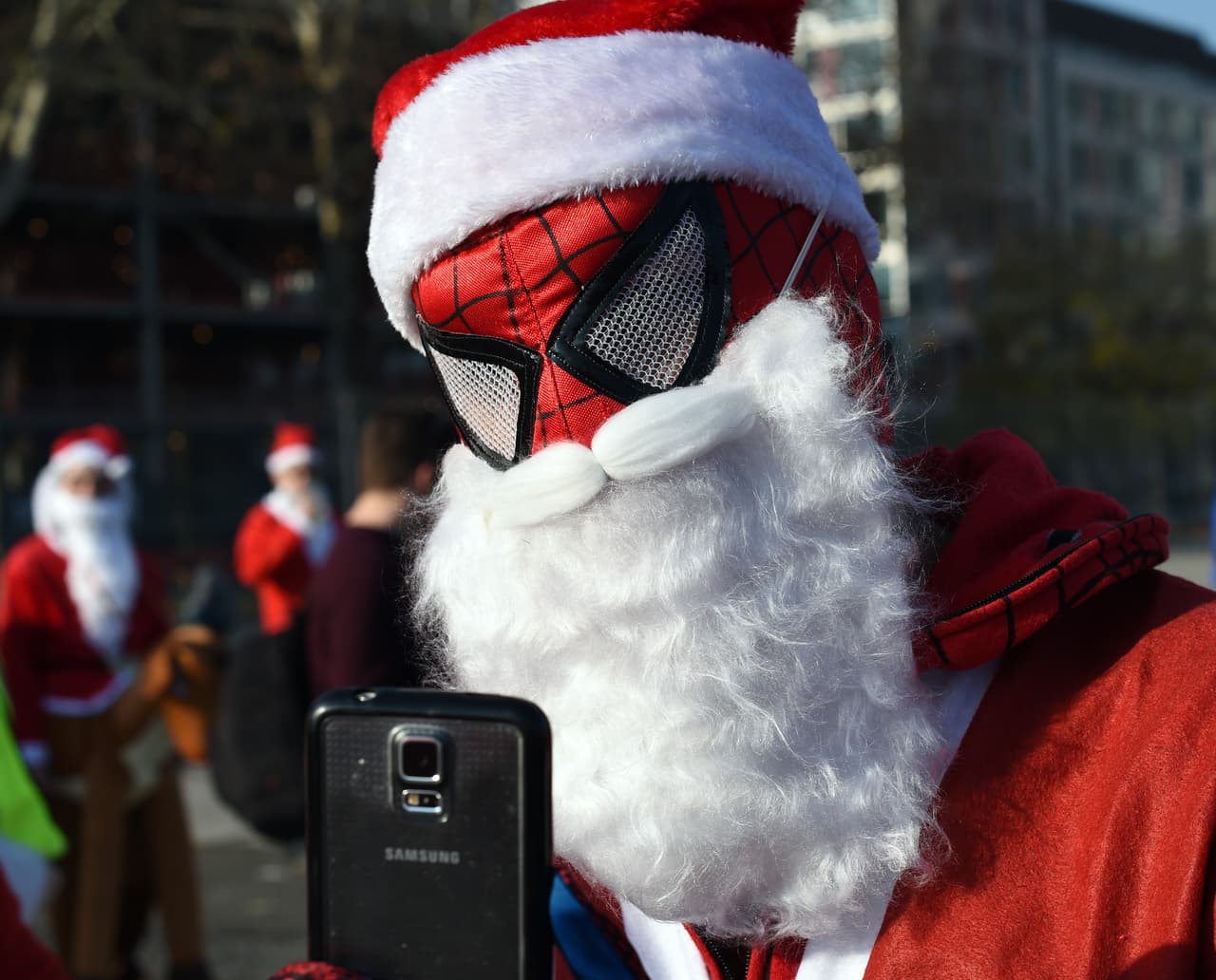 El ambiente festivo se coló en los bares y las calles de la ciudad en el anual Santacon.