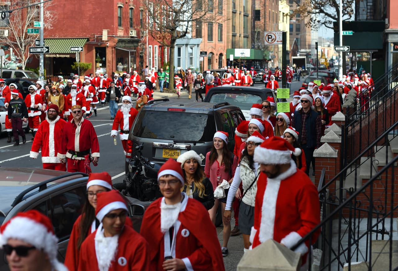 El ambiente festivo se coló en los bares y las calles de la ciudad en el anual Santacon.