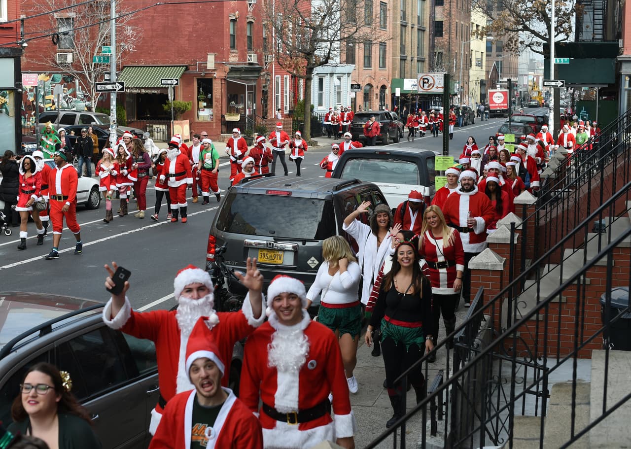 Santas invadieron bares de NY en el anual SantaCon