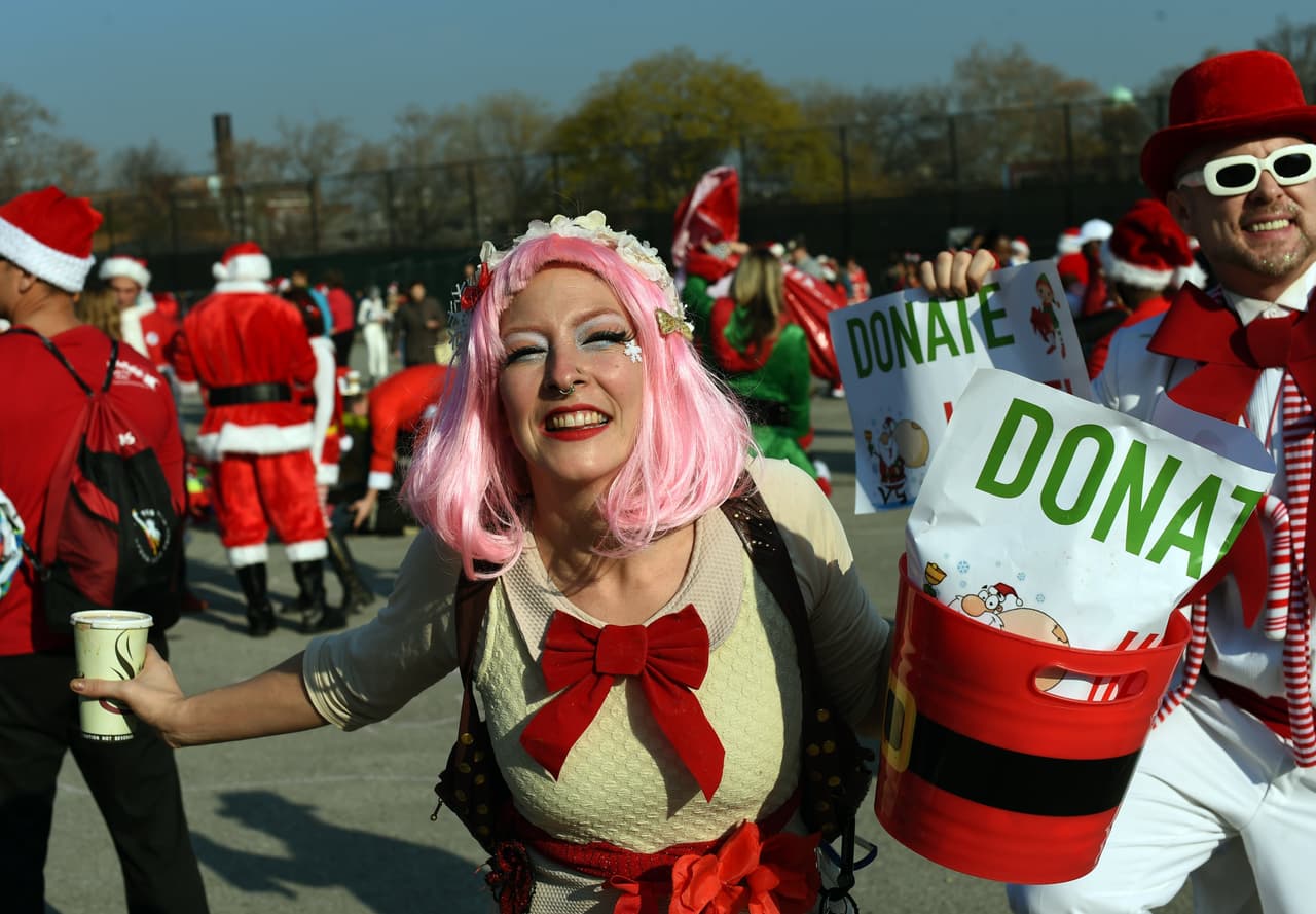 El ambiente festivo se coló en los bares y las calles de la ciudad en el anual Santacon.