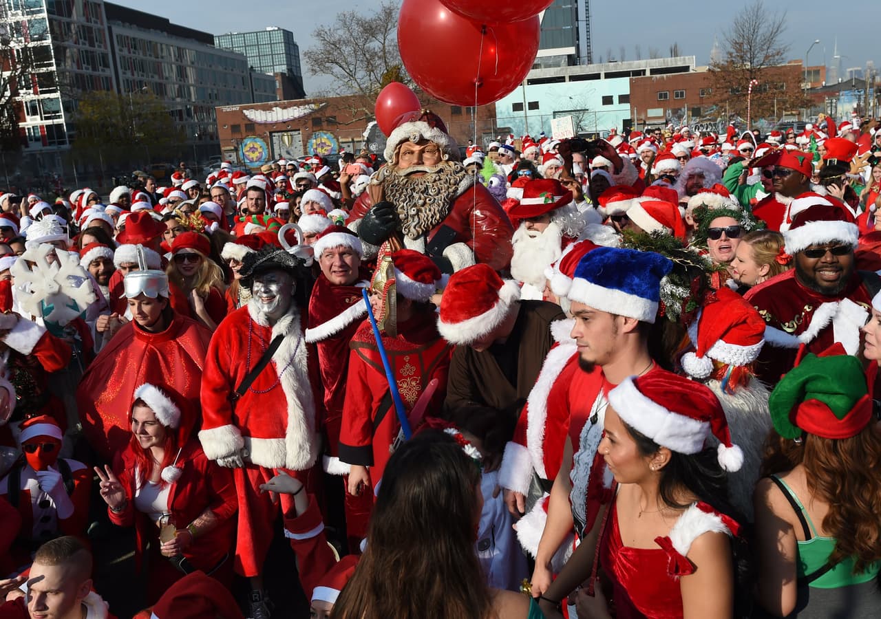 El ambiente festivo se coló en los bares y las calles de la ciudad en el anual Santacon.