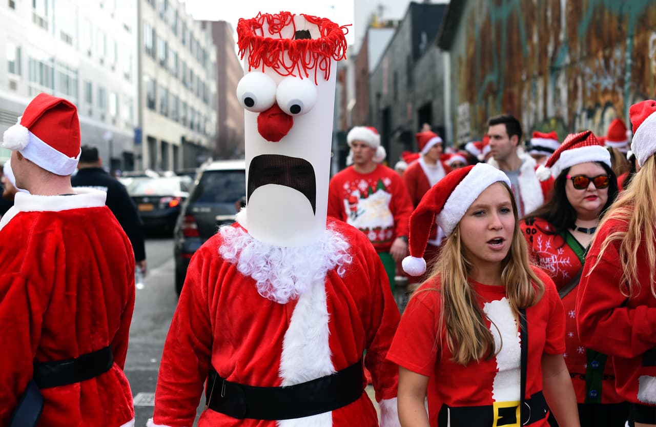 El ambiente festivo se coló en los bares y las calles de la ciudad en el anual Santacon.
