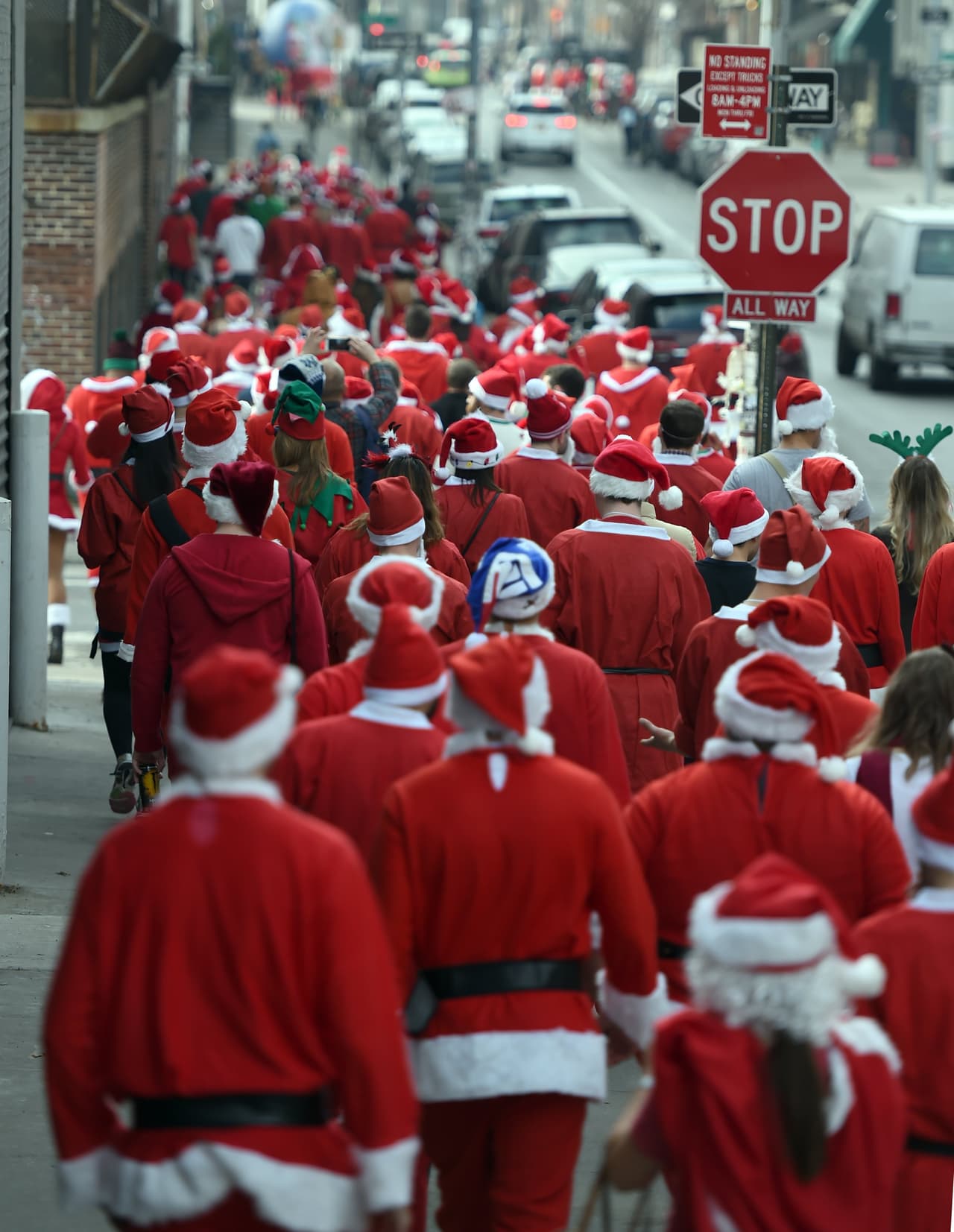 El ambiente festivo se coló en los bares y las calles de la ciudad en el anual Santacon.