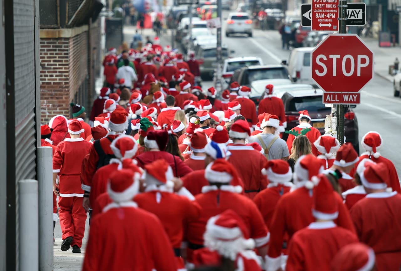 El ambiente festivo se coló en los bares y las calles de la ciudad en el anual Santacon.