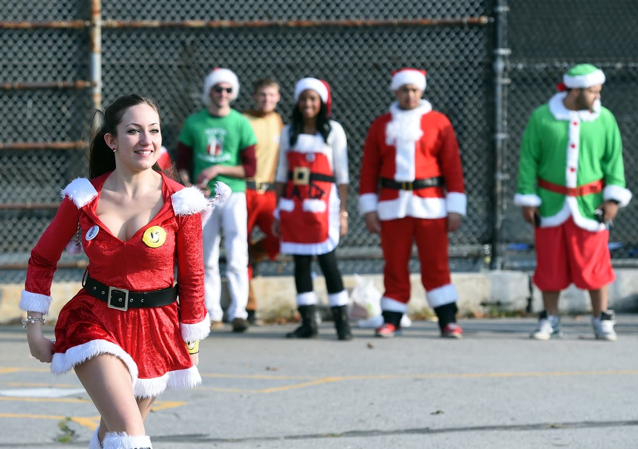El ambiente festivo se coló en los bares y las calles de la ciudad en el anual Santacon.