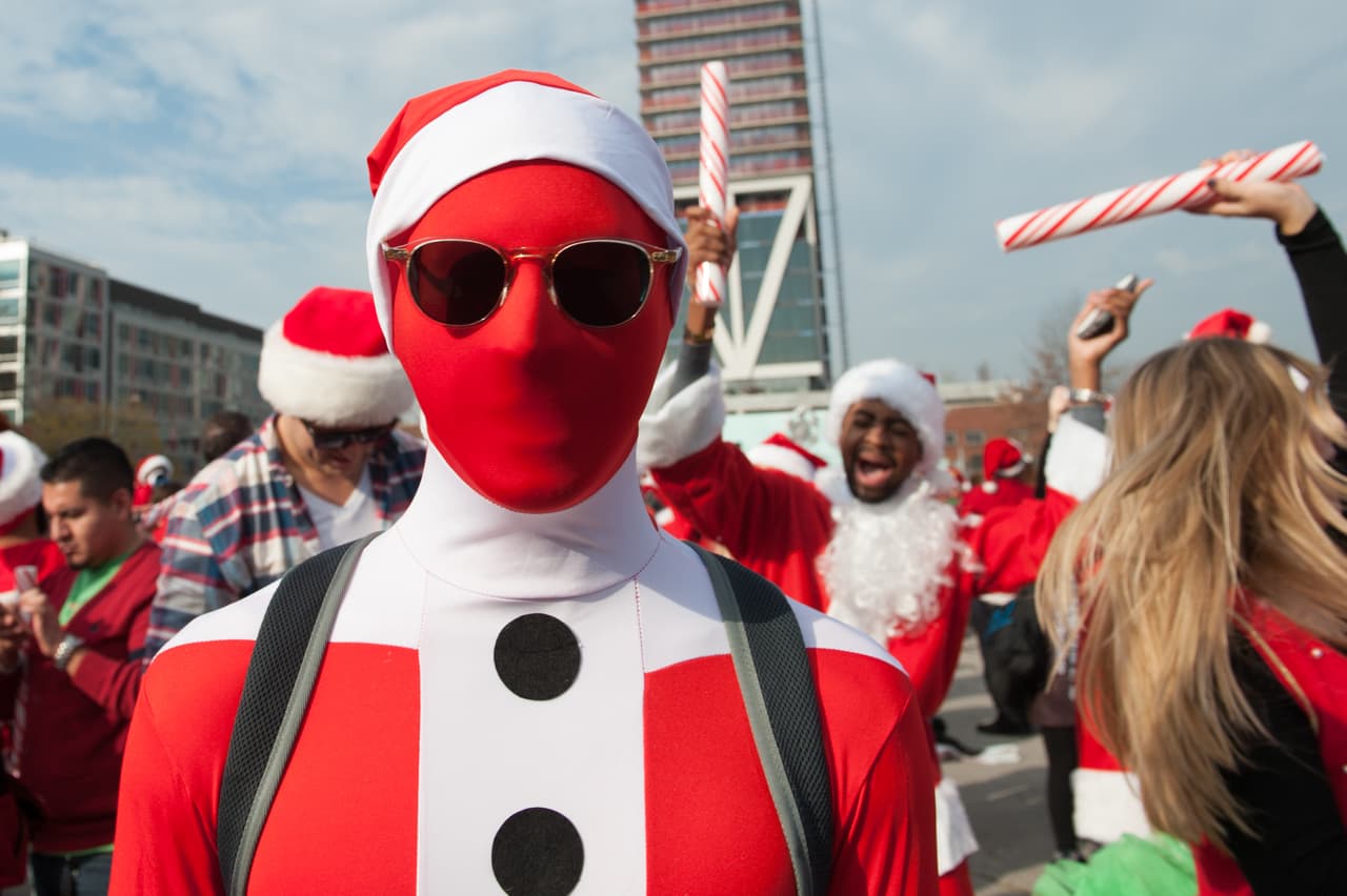 El ambiente festivo se coló en los bares y las calles de la ciudad en el anual Santacon.