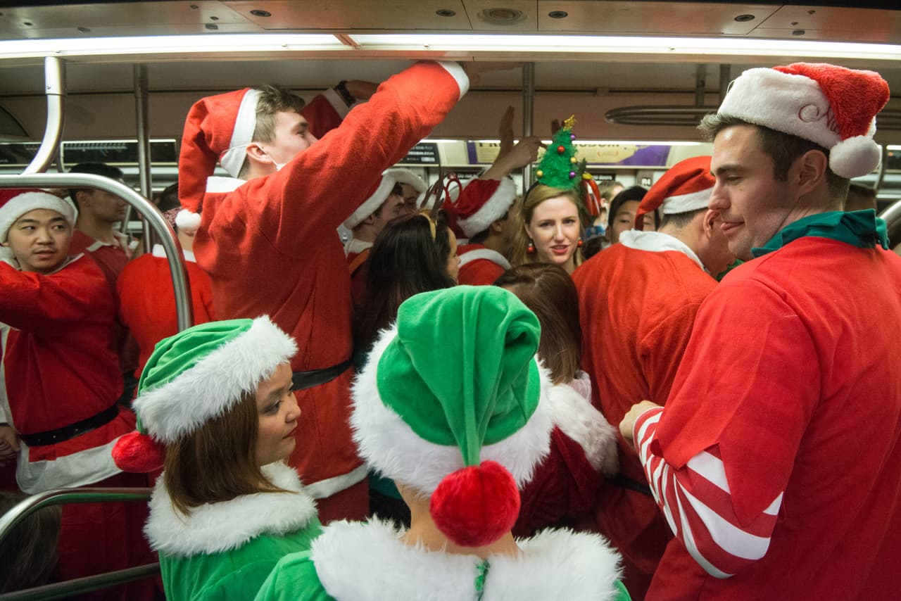El ambiente festivo se coló en los bares y las calles de la ciudad en el anual Santacon.