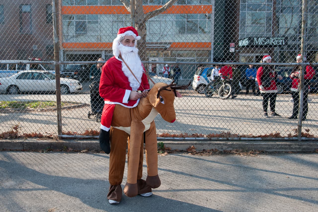El ambiente festivo se coló en los bares y las calles de la ciudad en el anual Santacon.