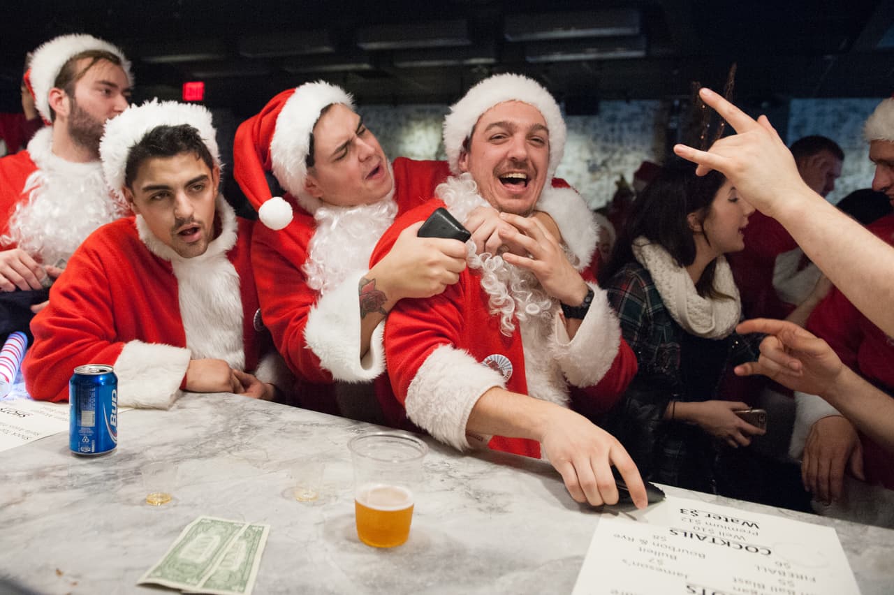 El ambiente festivo se coló en los bares y las calles de la ciudad en el anual Santacon.