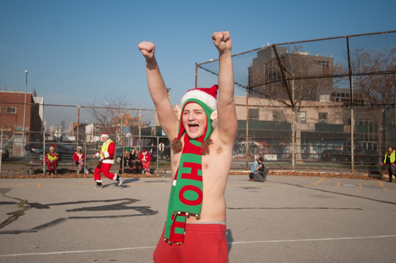 El ambiente festivo se coló en los bares y las calles de la ciudad en el anual Santacon.