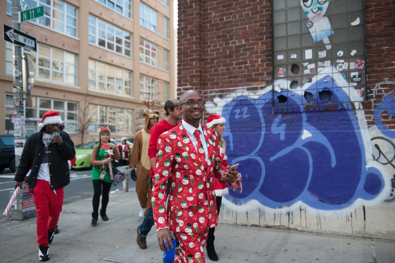 El ambiente festivo se coló en los bares y las calles de la ciudad en el anual Santacon.