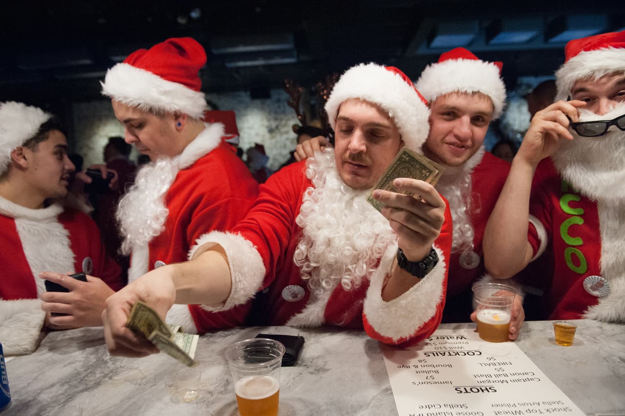 El ambiente festivo se coló en los bares y las calles de la ciudad en el anual Santacon.