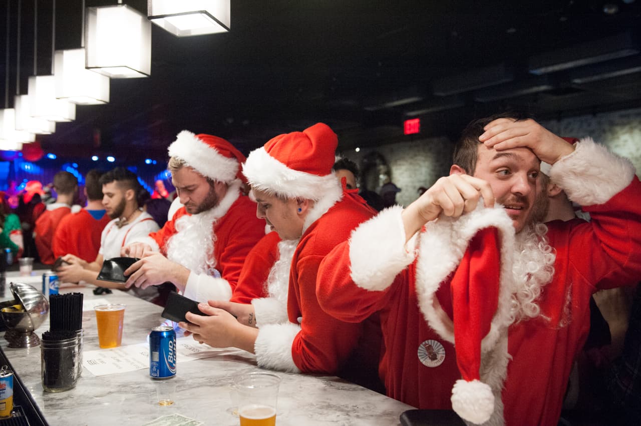 El ambiente festivo se coló en los bares y las calles de la ciudad en el anual Santacon.