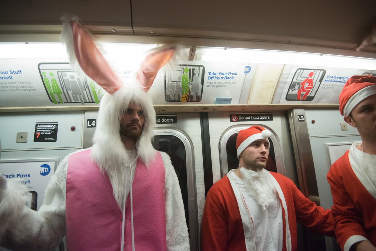 El ambiente festivo se coló en los bares y las calles de la ciudad en el anual Santacon.