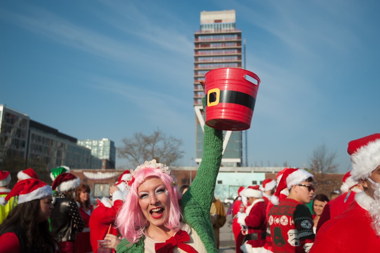 El ambiente festivo se coló en los bares y las calles de la ciudad en el anual Santacon.