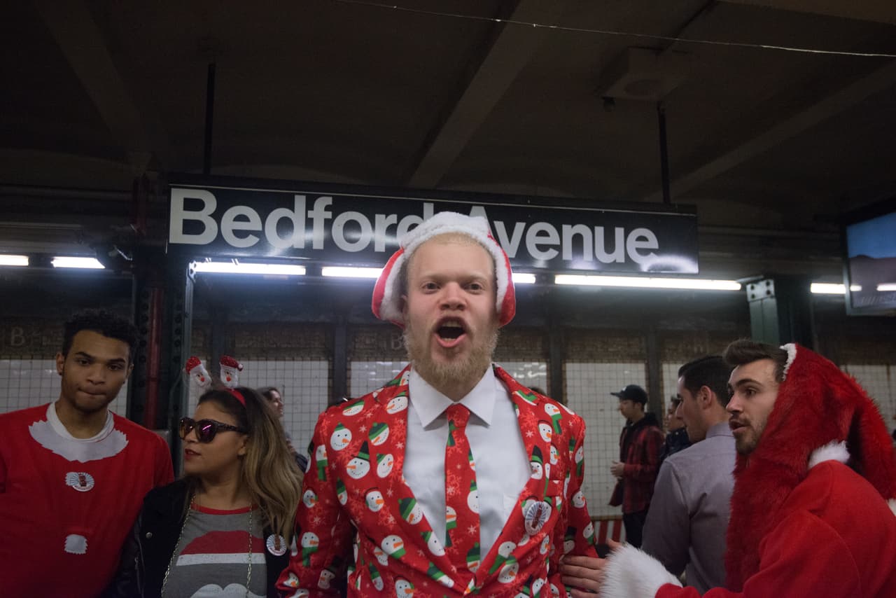 El ambiente festivo se coló en los bares y las calles de la ciudad en el anual Santacon.