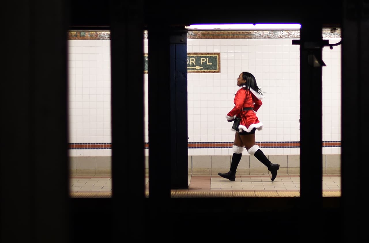 El ambiente festivo se coló en los bares y las calles de la ciudad en el anual Santacon.