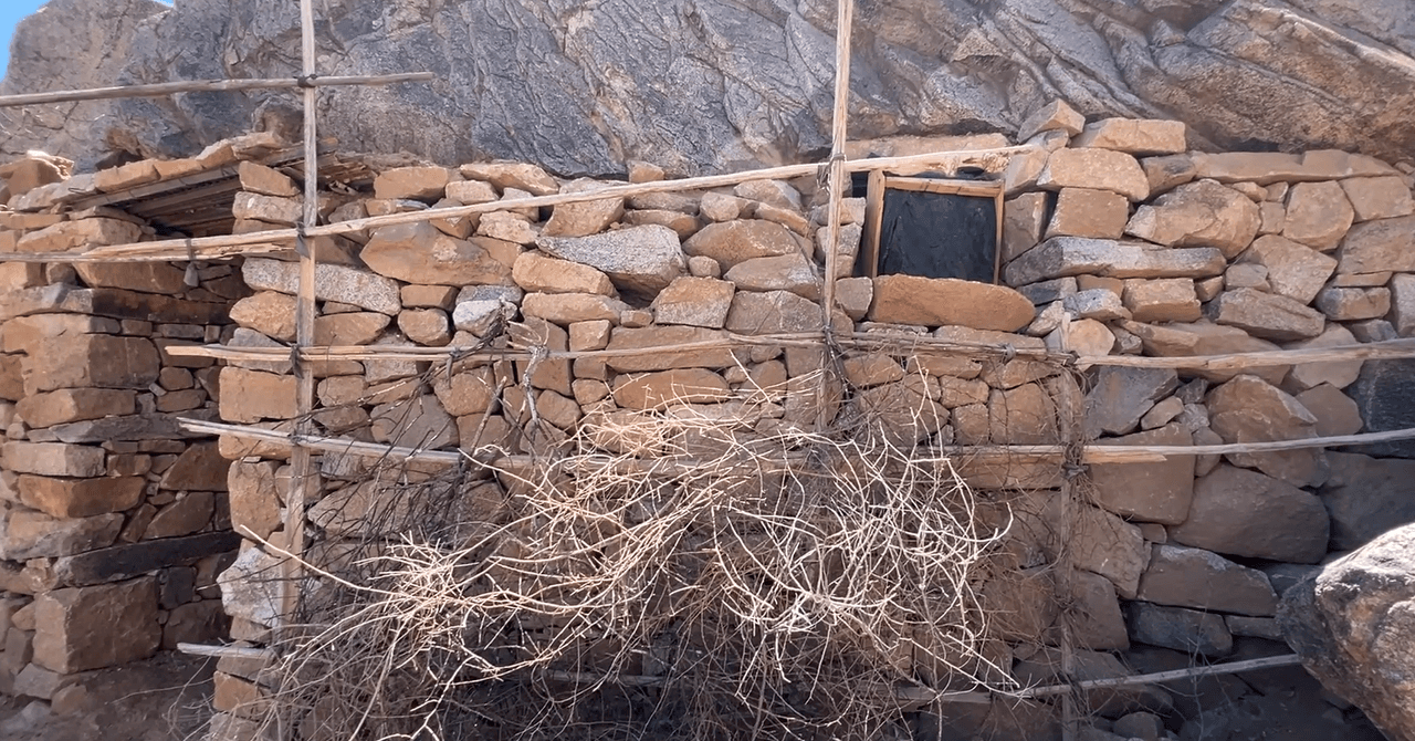 Fueron improvisadas algunas 
<b>ventanas</b>, para mantener dentro la circulación del aire.