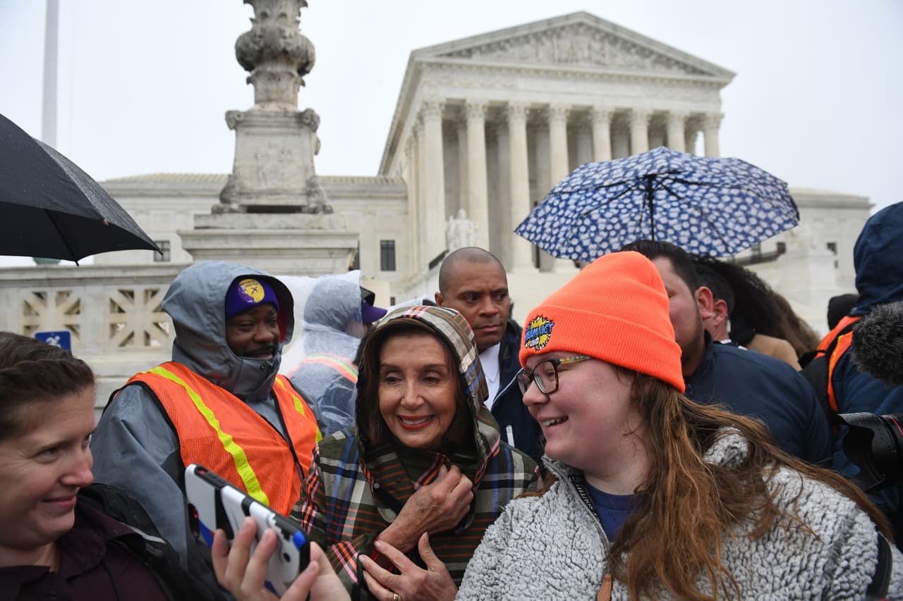 La presidenta de la Cámara de Representantes, Nancy Pelosi, acompañó a los manifestantes frente a la corte. La administración de Trump ha argumentado que Obama excedió sus poderes constitucionales cuando creó DACA por acción ejecutiva, sin pasar por el Congreso.
