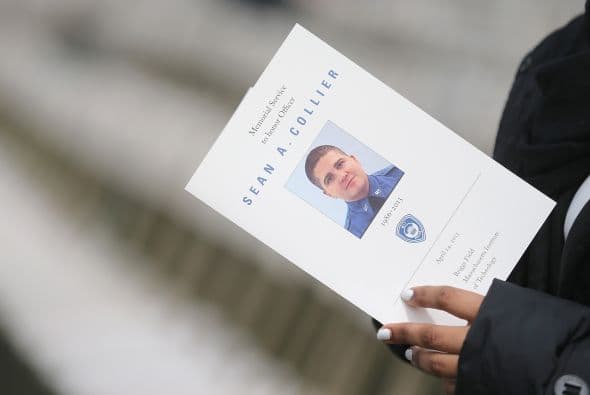 El asesinato de Collier ha impactado profundamente al campus universitario del MIT, donde algunos grupos de estudiantes aseguran que lo invitaban a sus fiestas y escapadas de senderismo.