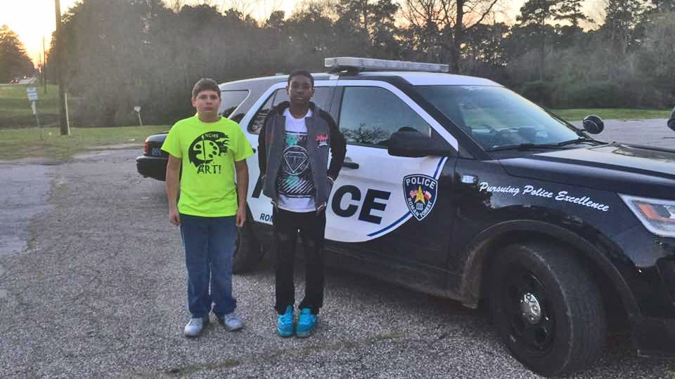 Markuise y Cameron, ambos de 12 años, rescataron a niña que se estaba ahogando en un arroyo en Roman Forest, Texas.