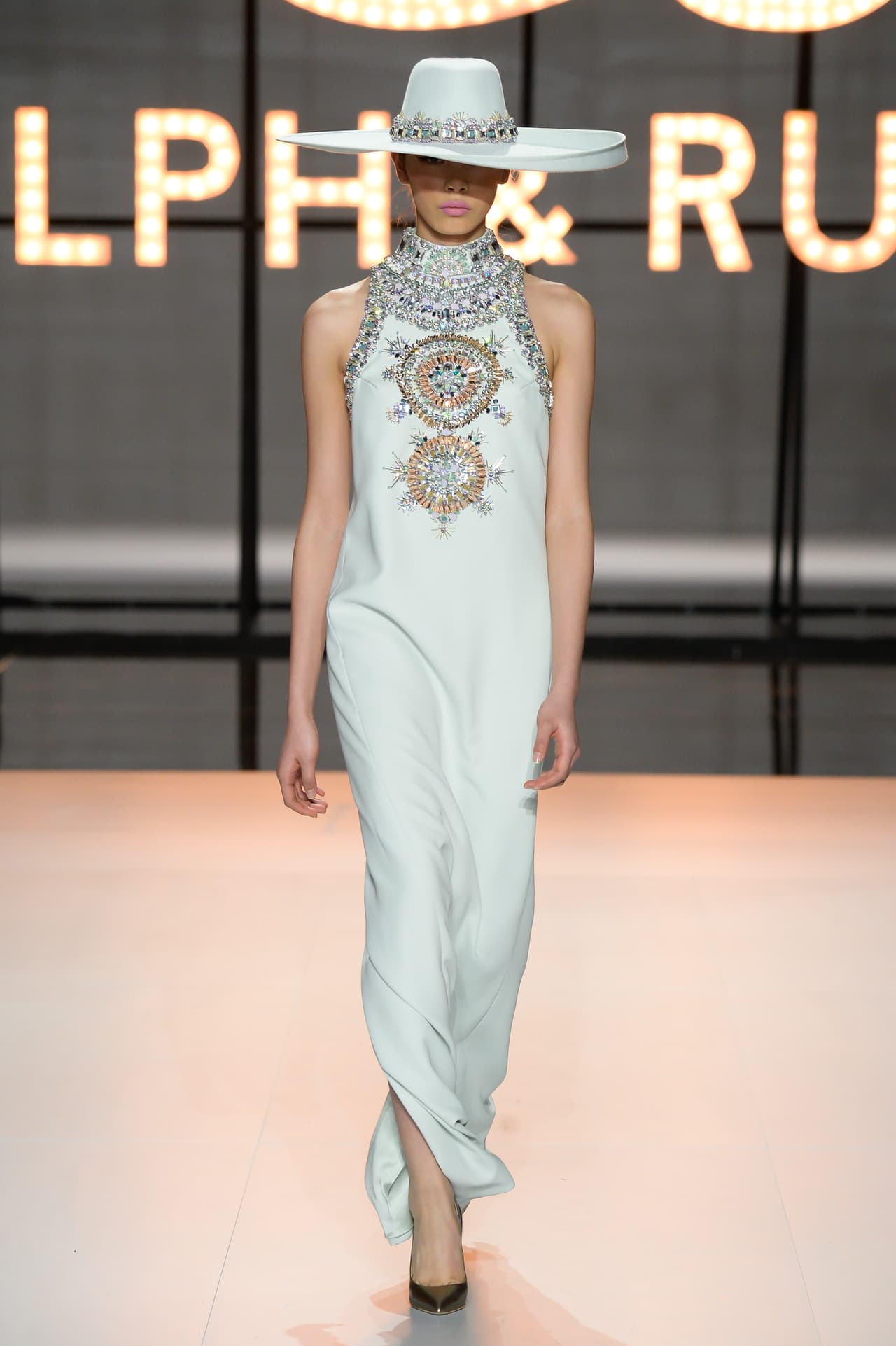 Esta colección, inspirada en el estilo de ‘La Doña’, fue presentada en enero de este año durante el desfile de la marca en la Semana de la Moda de París.