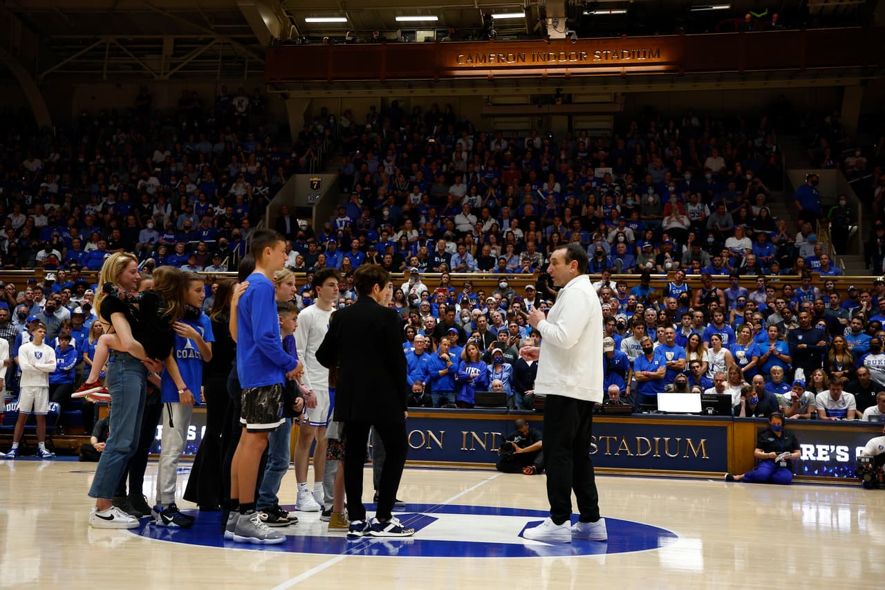 La familia de Krzyzewski, hijos y nietos lo acompañaron en la mitad de la cancha mientras el entrenador se dirigía a la multitud.