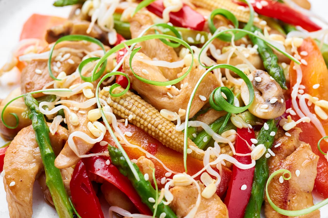 <b>Chop suey.</b> Hay un plato regional cantonés llamado ‘sap seui’, o ‘shap suí’ (‘trozos mixtos’), generalmente hecho con carnes picadas. 
<br>
<br>El chop suey estadounidense, sin embargo, es básicamente una especie de salteado que combina trozos de pollo, ternera o cerdo con brotes de soja, apio y otras verduras. Se dice que fue creado como una forma barata de alimentar a los mineros o trabajadores del ferrocarril por cocineros chino-estadounidenses del siglo XIX, posiblemente en San Francisco.
<br>