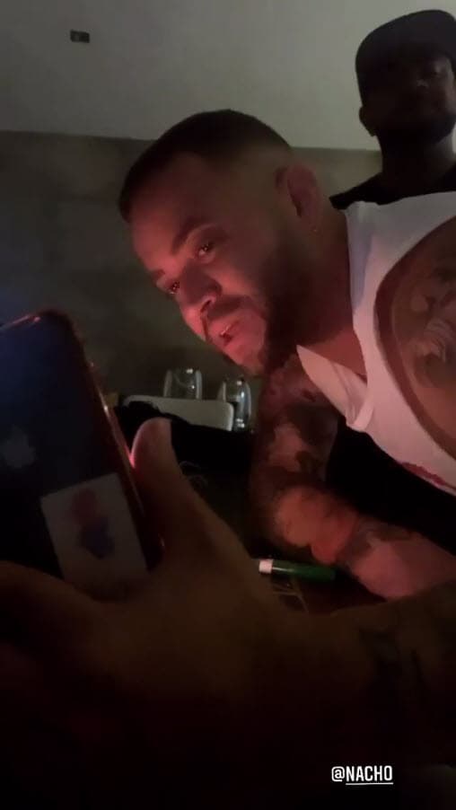 Las primeras horas del 22 de agosto Nacho compartió un video donde apaga las velas del pastel mientras hace una 
<b>videollamada con sus hijos</b>.
<br>