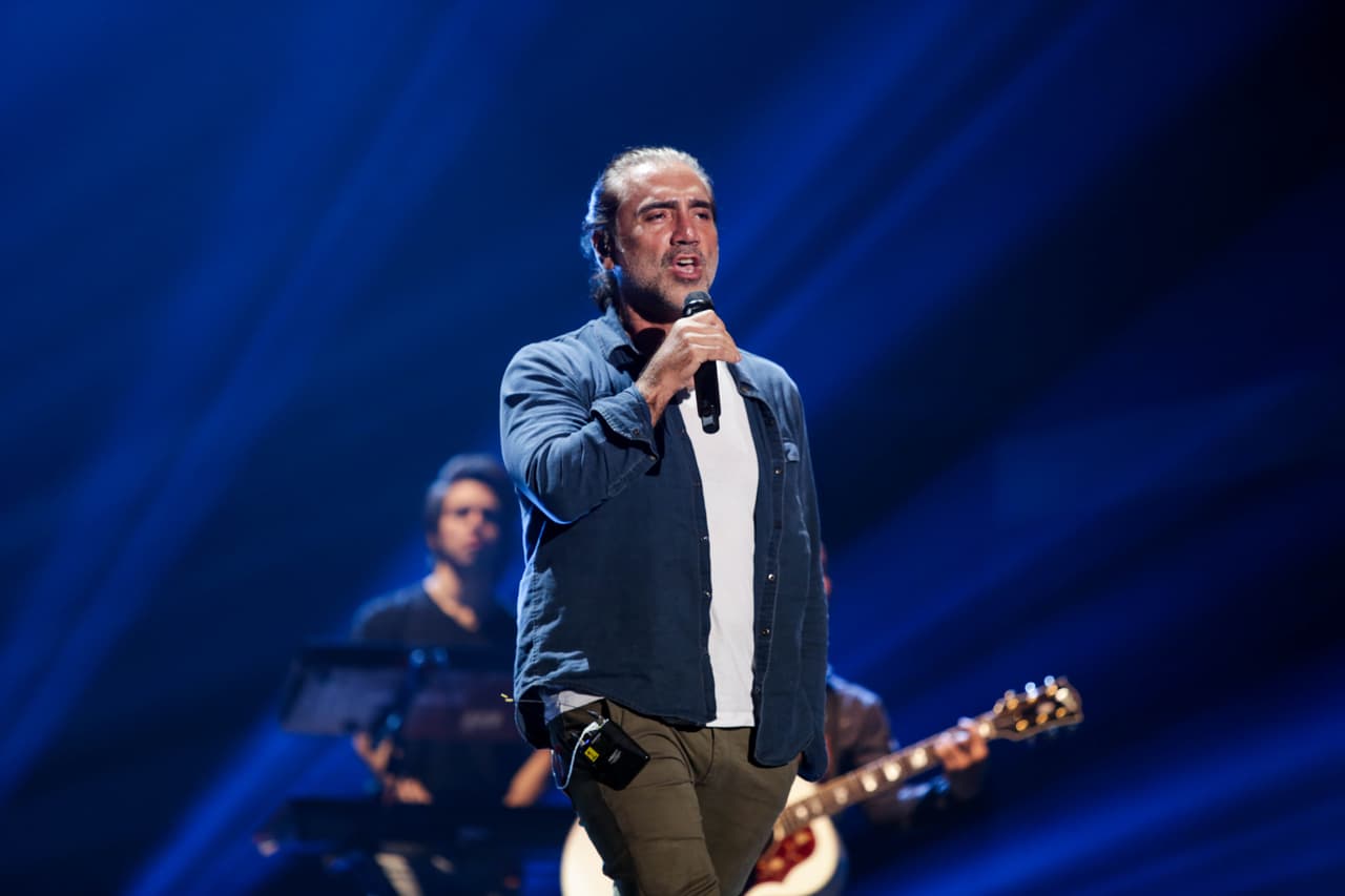 Y en otro con una tradicional ranchera.